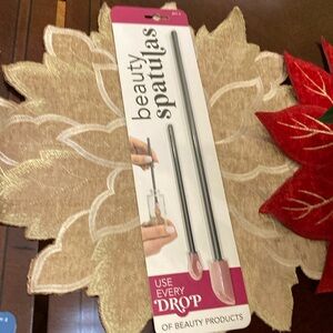 Beauty Spatulas-Use every drop of beauty products. Available in pink and blue.